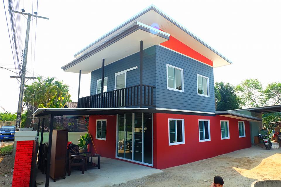 รีโนเวท บ้านครึ่งปูนครึ่งไม้ สีสันสดสวย พร้อมรั้วใหม่ ด้วยงบประมาณ 850,000 บาท